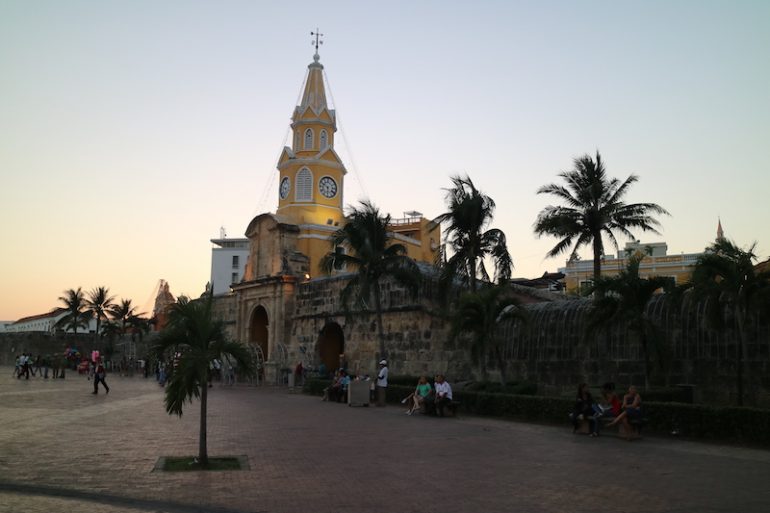 Kolumbien Reisetipps: Der Torre del Reloj und Palmen in Cartragena