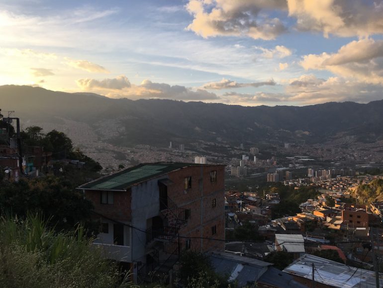 Kolumbien Reisetipps - Ausblick auf Medellin von einem der Barrios