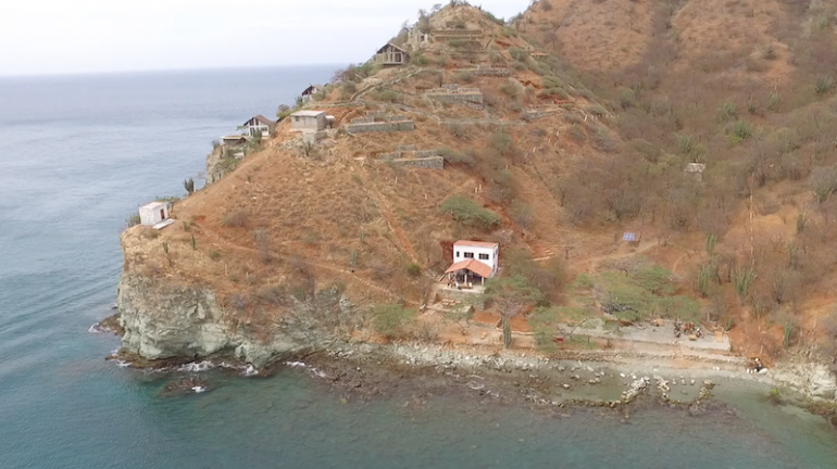 Kolumbien Reisetipps: Luftaufnahme von Playa Rosita und einem Berg