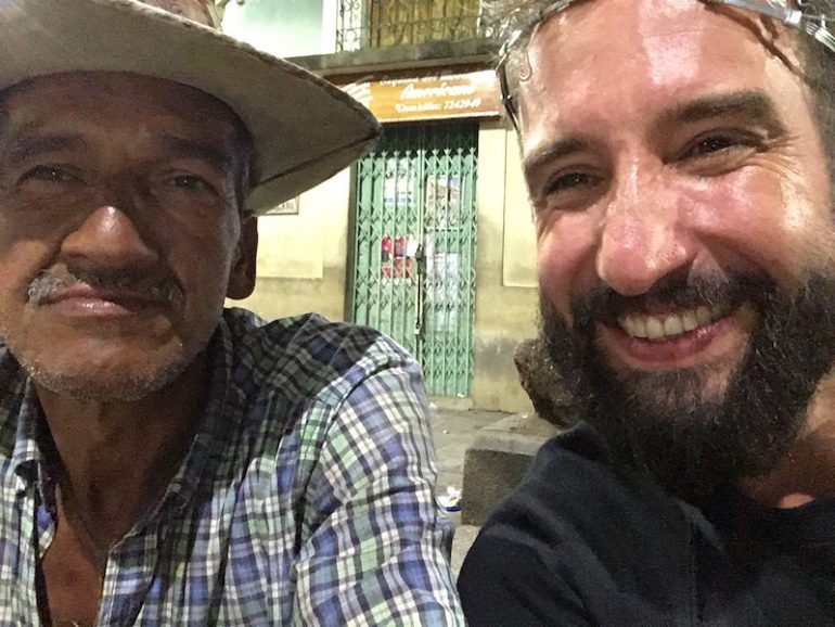 Kolumbien Reisetipps: Marco Buch mit Einheimischem in San Gil
