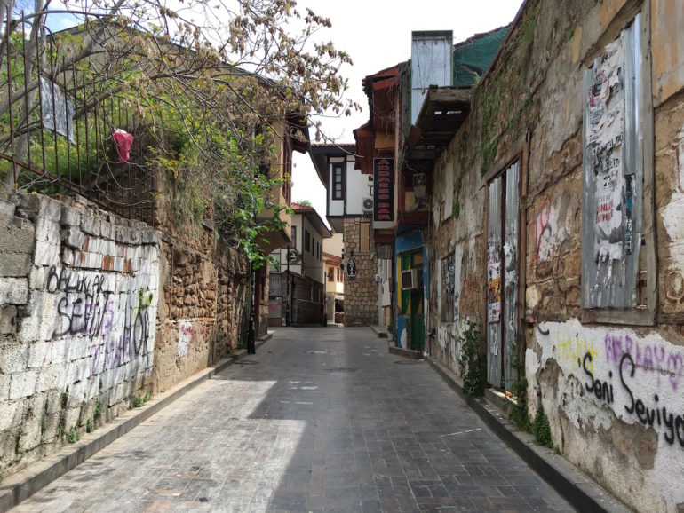 Streetart auf einer Mauer in Antalya 