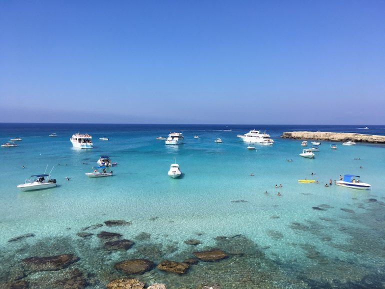 Blaue Lagune auf Zypern mit menschen und Booten