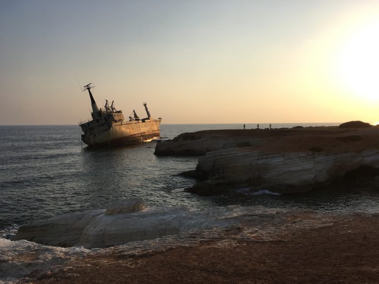 Zypern: Schiffswrack im Sonnenuntergang bei Oniro by the sea