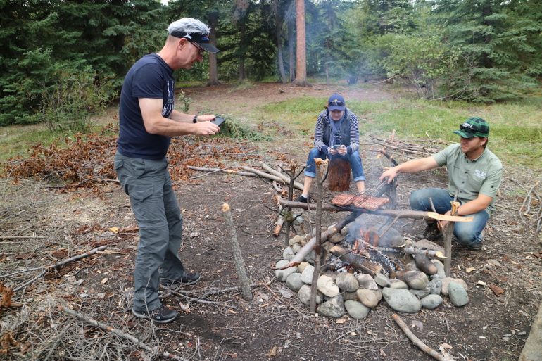 Great Trail: Ole Helmhausen und Dave beim Feuer machen und grillen