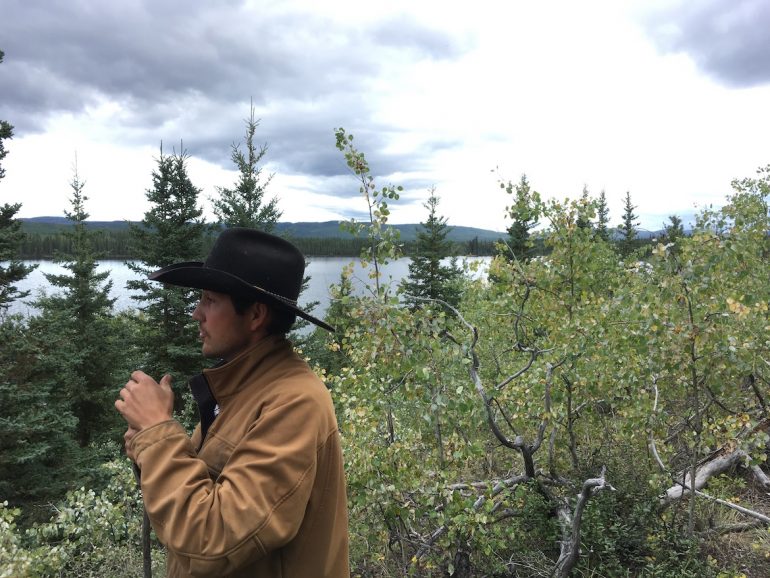 Great Trail - Armin Johnson von Yukon Horsepacking Adventures vor einem See