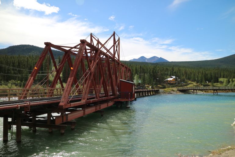 Yukon: Bahnlinie über Fluss in Carcross