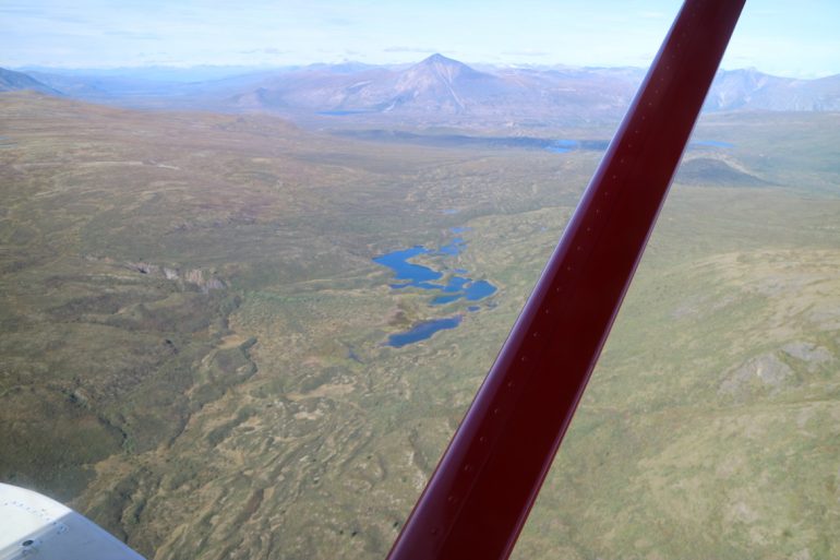 Great Trail - Luftaufnahme von Bergen und Seen nahe Carcross