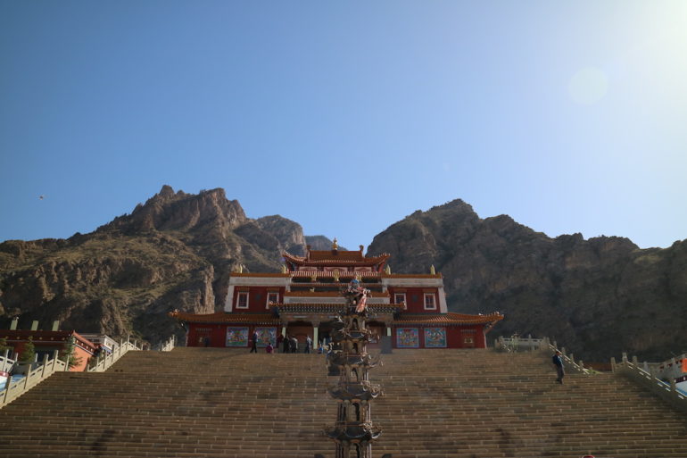 Innere Mongolei: Guanzong Tempel mit Bergen im Hintergrund