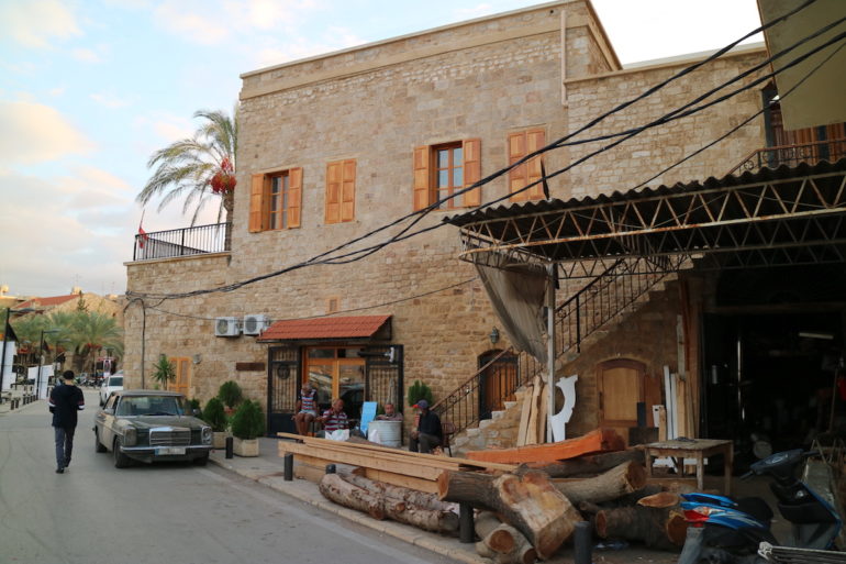 Libanon Sehenswürdigkeiten: Strasse mit Oldtimer in Tyre