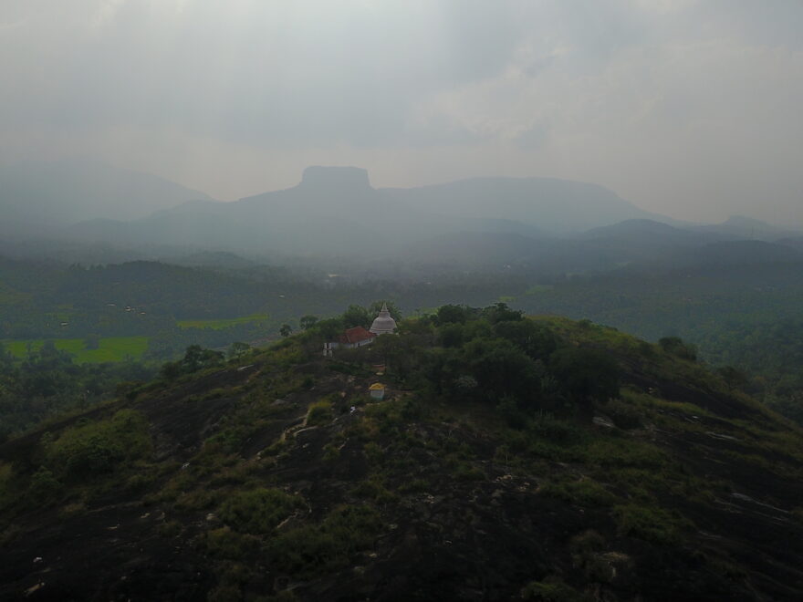 Tuk Tuk Tournament Sri Lanka: Bible Rock im Dunst