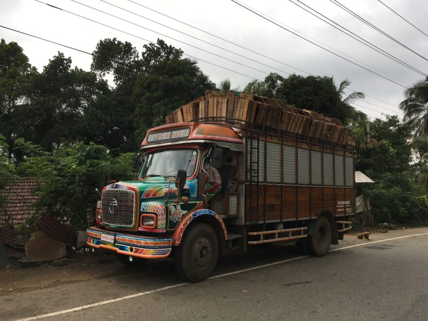 Tuk Tuk Tournament Sri Lanka: Bus am Strassenrand