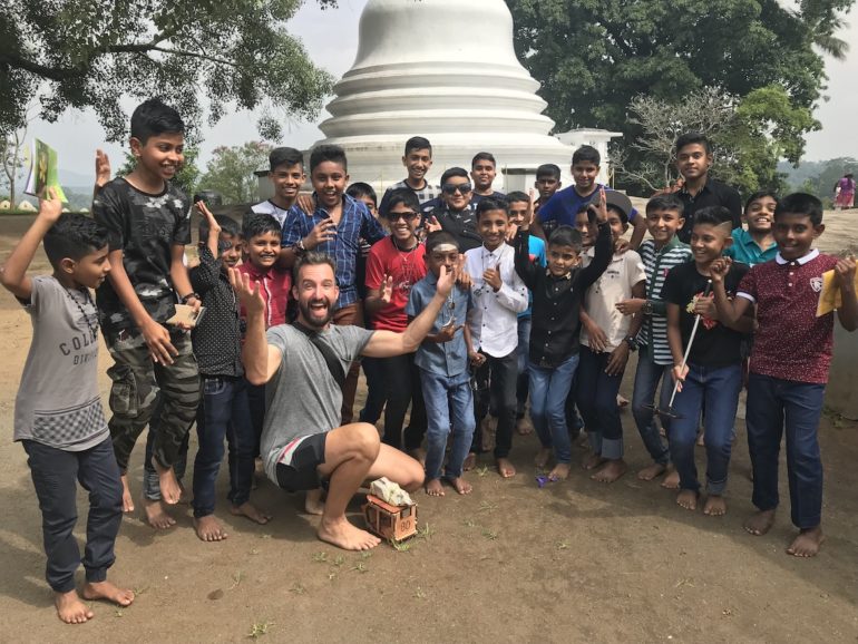 Tuk Tuk Tournament Sri Lanka: Marco Buch mit einer Schulklasse vor einem Tempel
