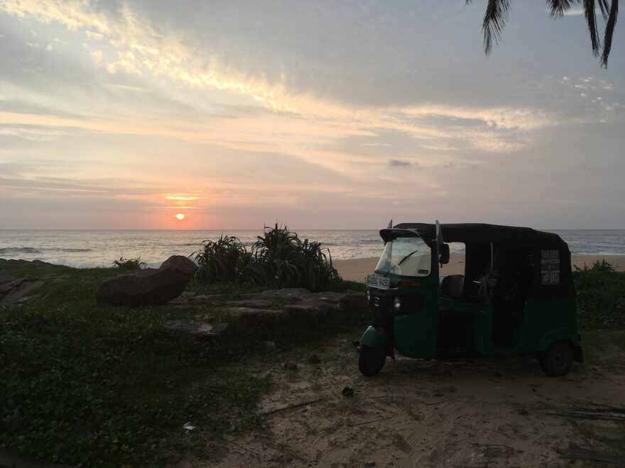 Tuk Tuk Tournament Sri Lanka: Sonnenuntergang mit Tuk Tuk am Strand