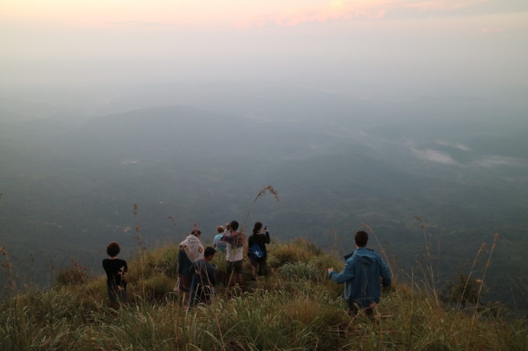Tuk Tuk Tournament Sri Lanka: Gruppe Menschen auf einem Felsen in Haputale