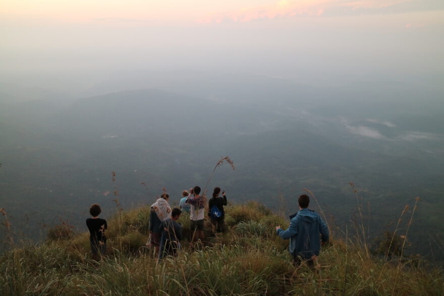 Tuk Tuk Tournament Sri Lanka: Gruppe Menschen auf einem Felsen in Haputale