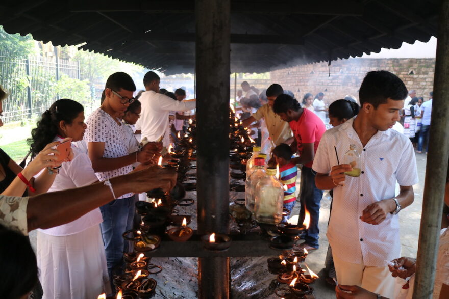 Tuk Tuk Tournament Sri Lanka: Einheimische beim beten im Tempel