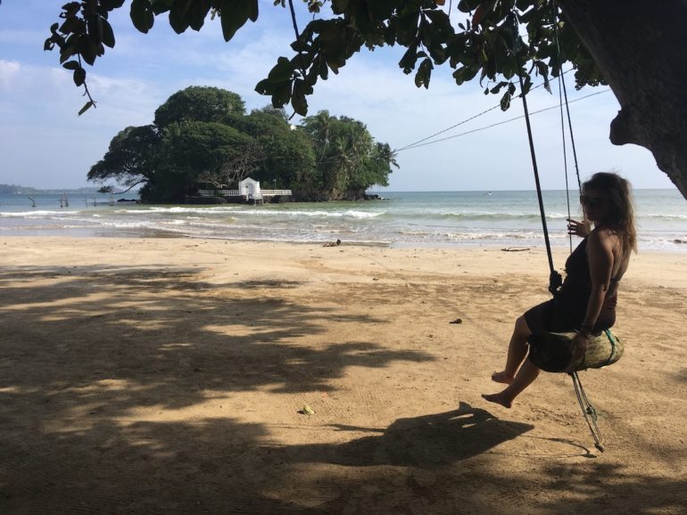 Tuk Tuk Tournament Sri Lanka: Yvonne Zagermann auf einer Schaukel vor einer Insel