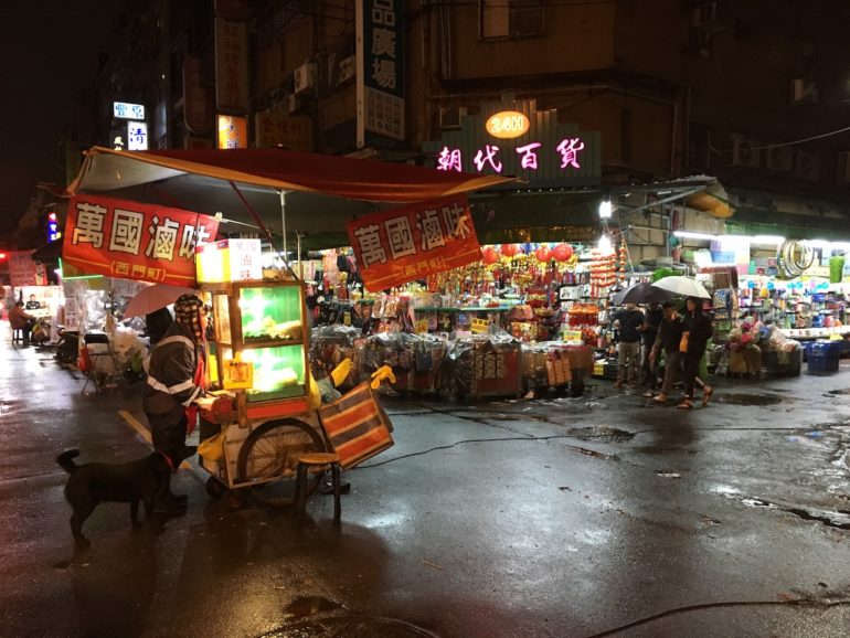 Taipei Sehenswürdigkeiten: Nachtmarkt mit Ständen in Taipei