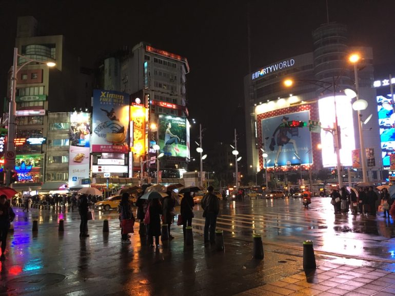 Taipei Sehenswürdigkeiten: Times Square Taipei bei Nacht mit Menschen