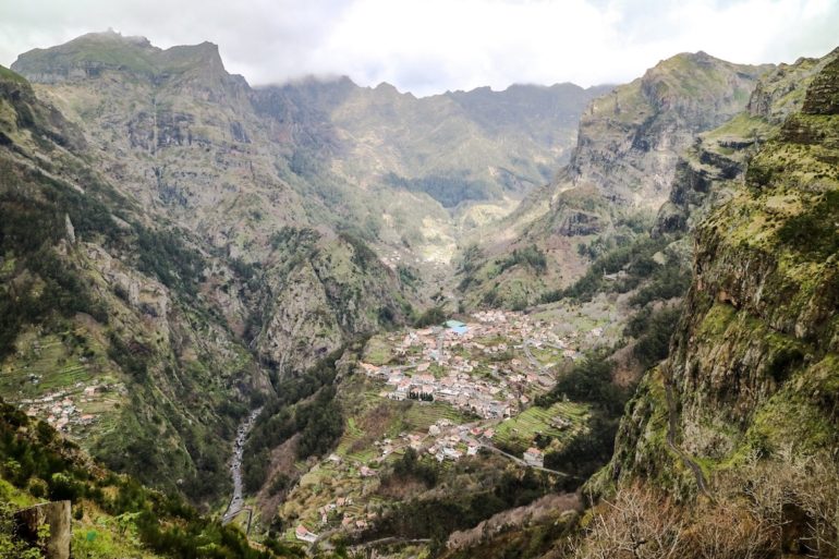 Madeira Sehenswürdigkeiten - Eira do Serrado - Blick ins Tal