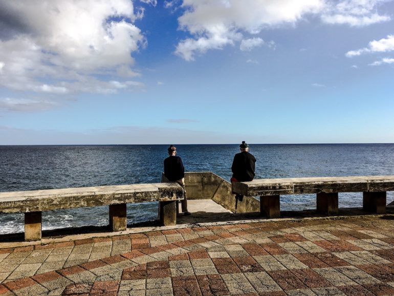 Madeira Sehenswürdigkeiten - Canico - Männer an der Promenade