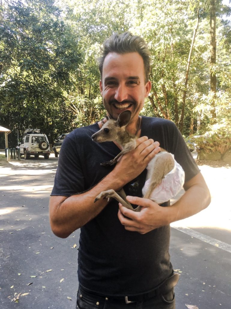 Great Barrier Reef: Marco Buch mit Baby-Känguru