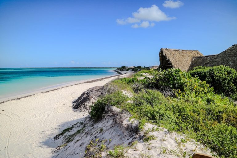 Britische Jungferninseln: Einsamer Strand mit Hütte in Anegada