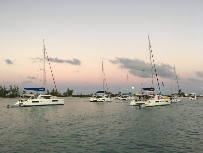 Britische Jungferninseln: Segelboote vor Sonnenuntergang