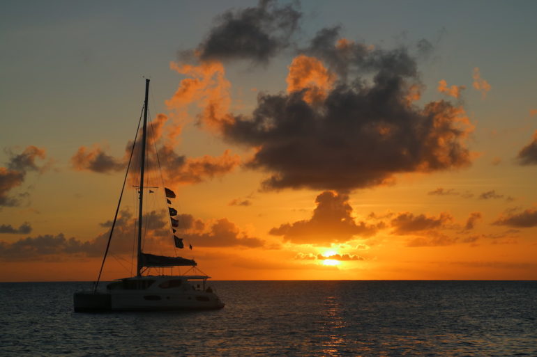 Britische Jungferninseln: Sonnenuntergang über Segelboot in Anegada