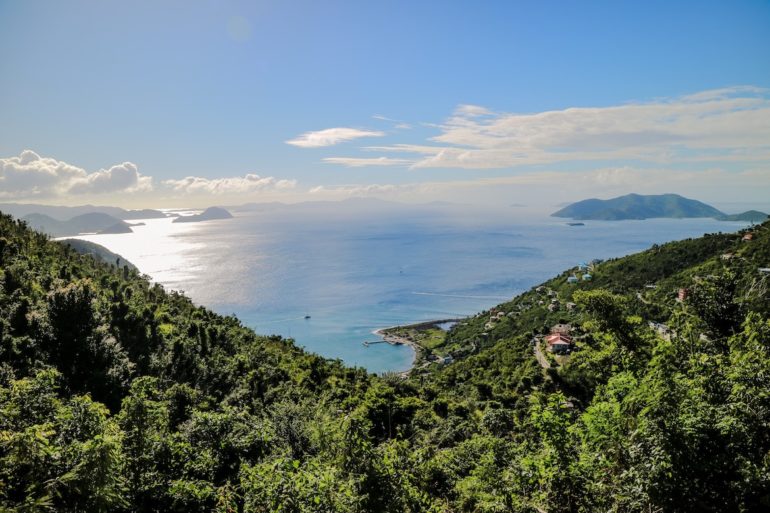 Britische Jungferninseln: Hügel und Meer in Cane Garden Bay, Tortola