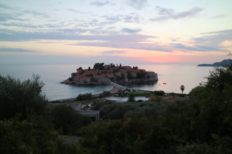 Unbekannte Reiseziele: Insel Sveti Stefan im Sonnenuntergang