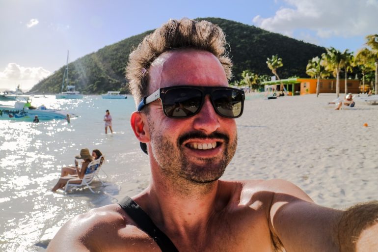 Britische Jungferninseln: Marco Buch am Strand vor der Soggy Dollar Bar, Jost van Dyke
