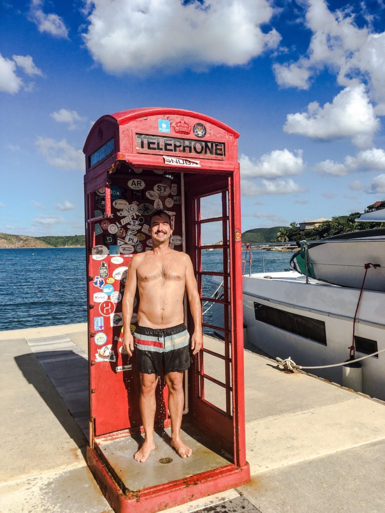 Britische Jungferninseln: Zu Dusche umgebaute Telefonzelle in Leverick Bay, Virgin Gorda