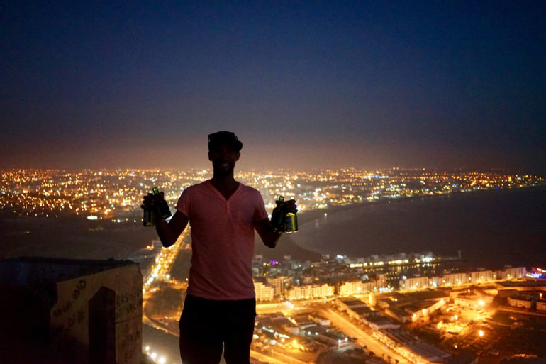 Unbekannte Reiseziele: Mann vor nächtlichem Ausblick über Agadir, Marokko