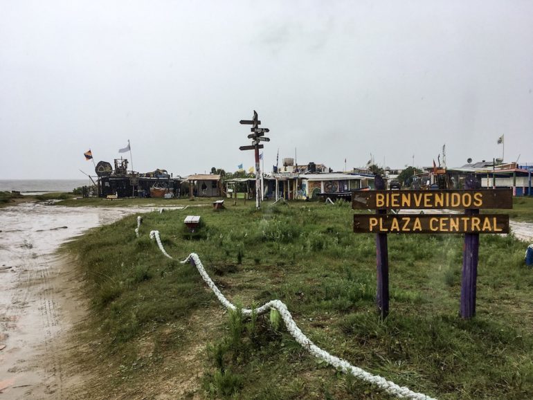 Uruguay Sehenswürdigkeiten: Schild und Häuser in Cabo Polonio