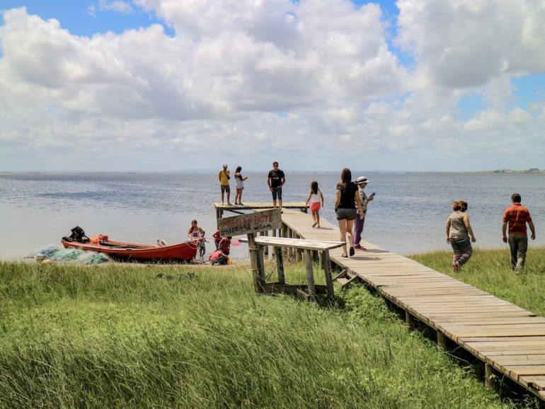Uruguay Sehenswürdigkeiten: Steg mit Menschen vor der Laguna de Rocha