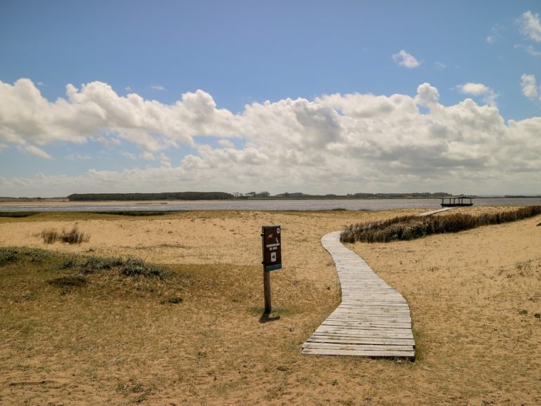 Uruguay Sehenswürdigkeiten: Steg über den Strand in die Laguna de Rocha