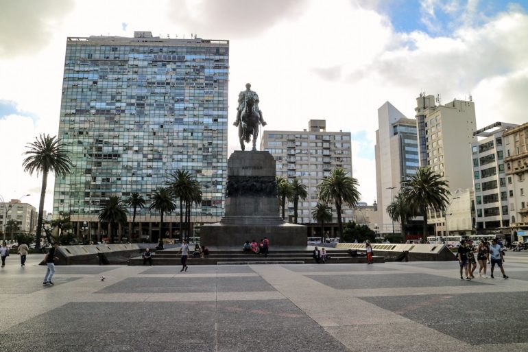 Uruguay Sehenswürdigkeiten: Gebäude und Reiterstatue in Montevideo