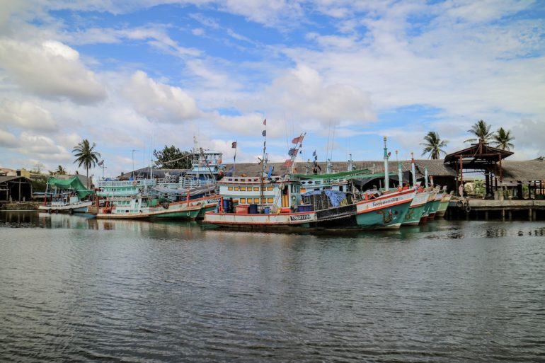 Boote im Hafen von Pak nam