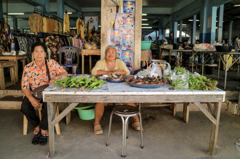 Frauen an einem Marktstand in Pak Nam, Chumphon