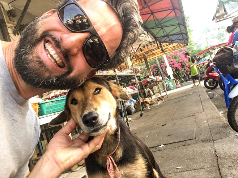 Marco Buch mit Hund in Pak Nam