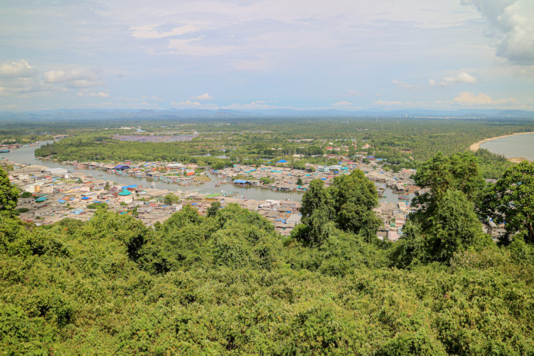 Blick auf Pak Nam vom Khao Matsee Viewpoint