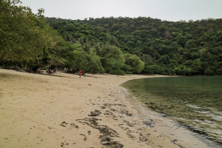 Strand und Vegetation auf Koh Kula