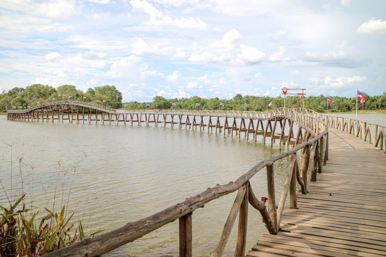 Brücke zu einer Insel im Nong Yaii Tang Chang Public Park