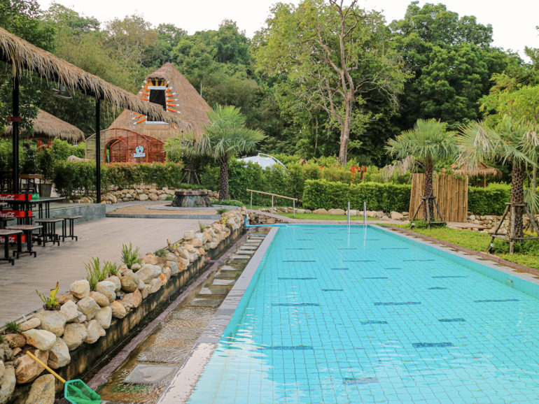 Pool und Haus bei den Tayrin Hot Springs
