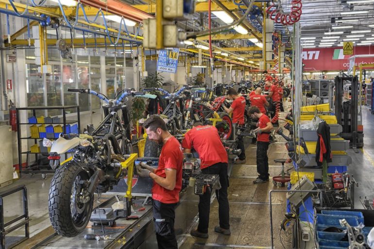 Arbeiter schrauben an Ducati Motorrädern in Emilia Romagna