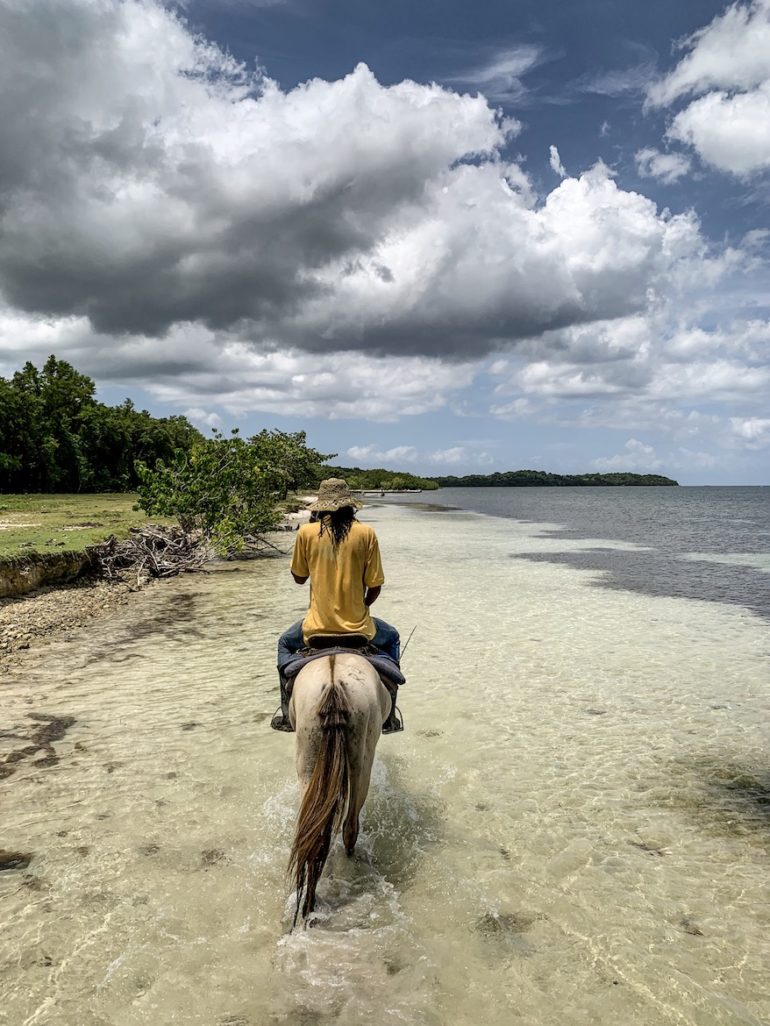 Jamaika Urlaub: Reiter am Strand von Rhodes Hall Plantation