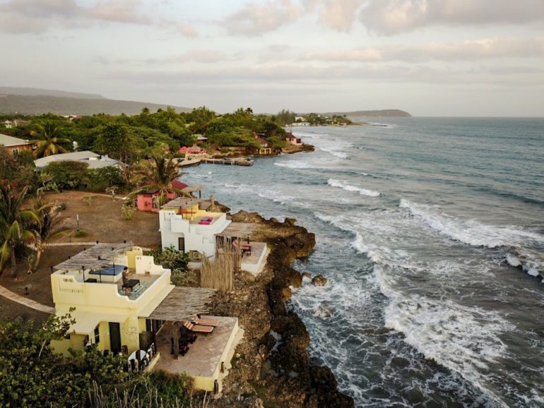 Jamaika Urlaub: Häuser und Meer am Tresaure Beach