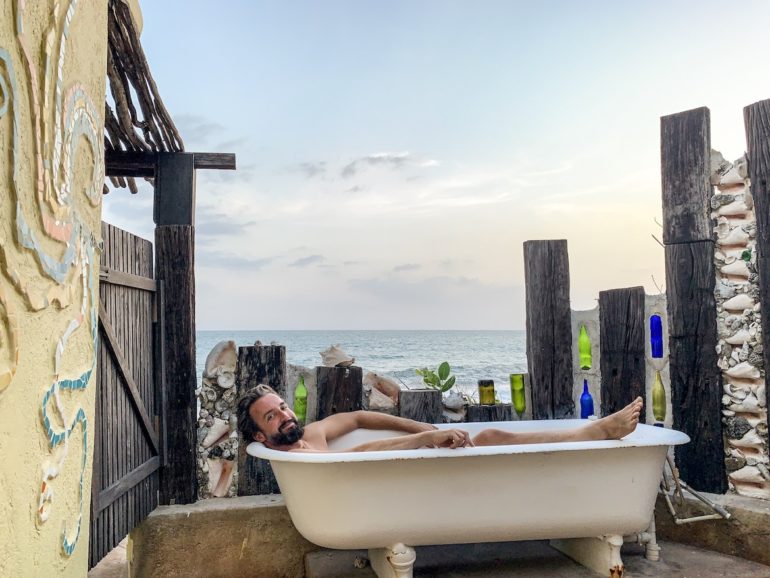 Jamaika Urlaub: Marco Buch in outdoor-Badewanne