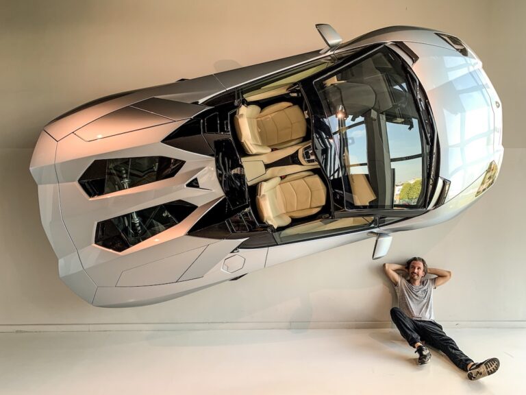 Marco Buch unter einem Lamborghini